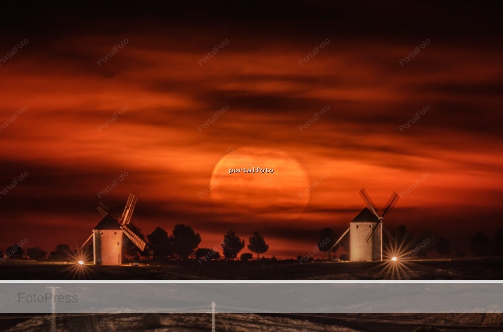 La luna entre molinos