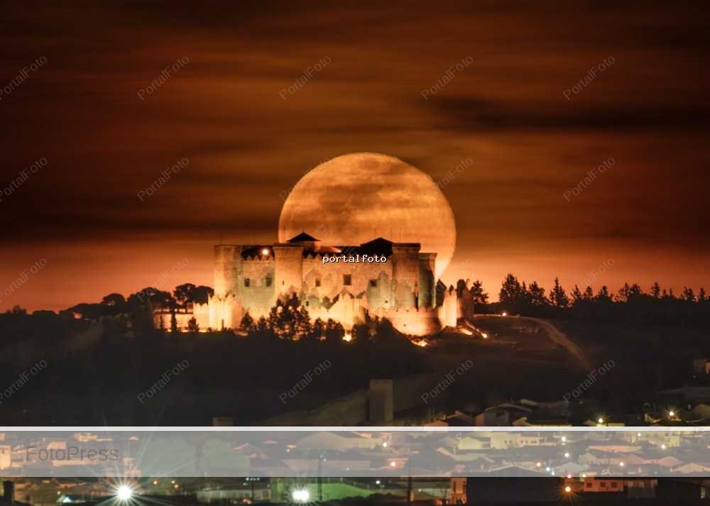 La luna sobre el Castillo de Belmonte